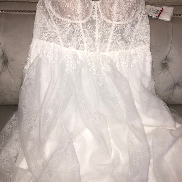 HOST PICK ✨ Floral Appliqué Corset Bodice Wedding Gown 🤍 - Picture 11 of 17